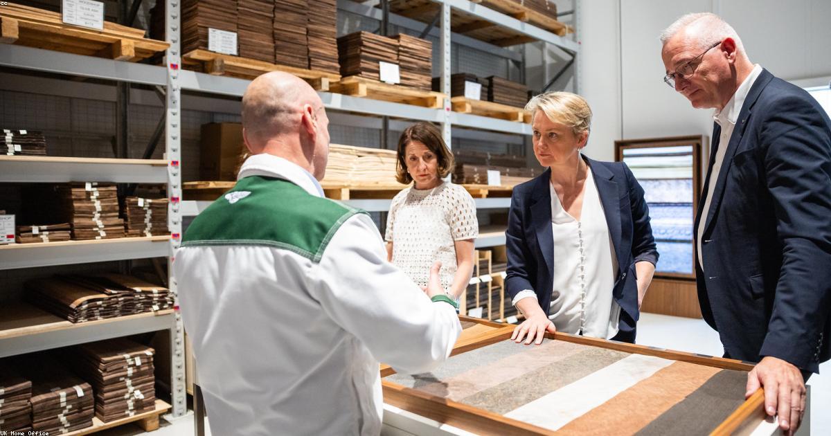 中国の長城を守る夫婦