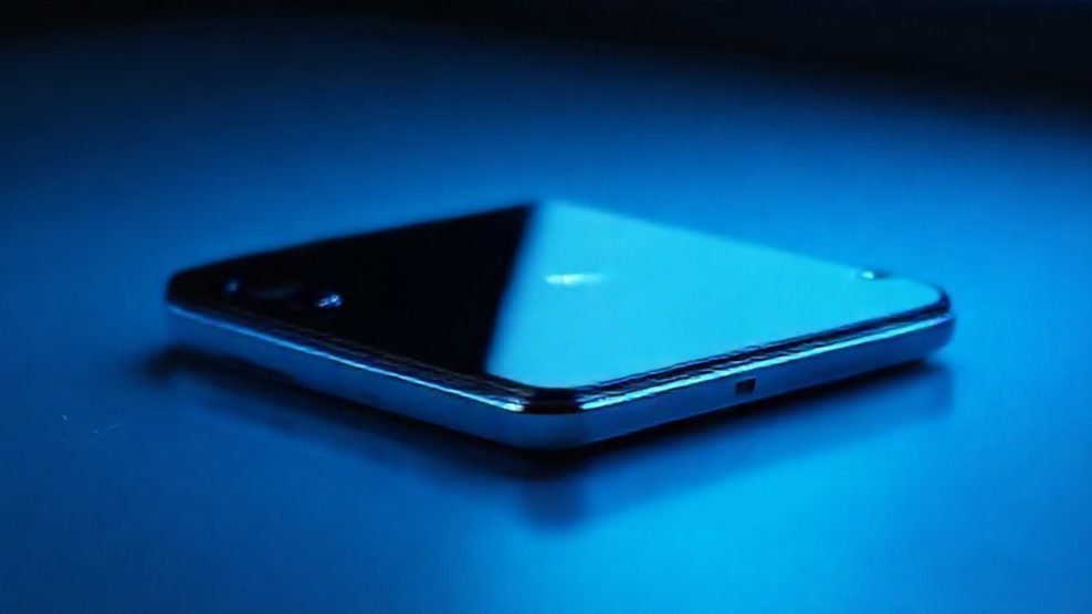 アップル、2026年秋に折りたたみiPhone投入か 価格2400ドル、中国企業も供給網に